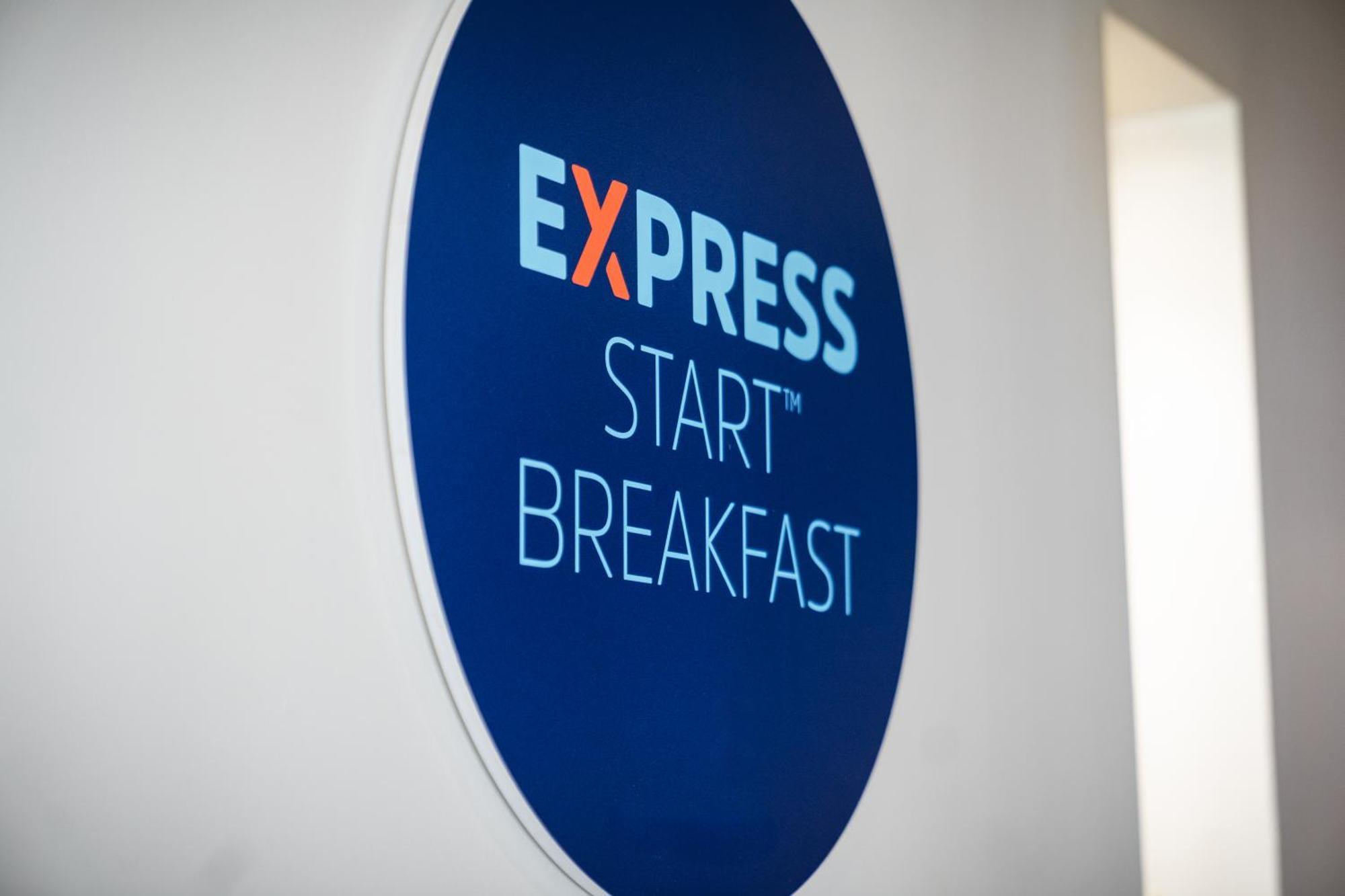 Holiday Inn Express Cambridge Duxford M11 Jct 10 By Ihg מראה חיצוני תמונה